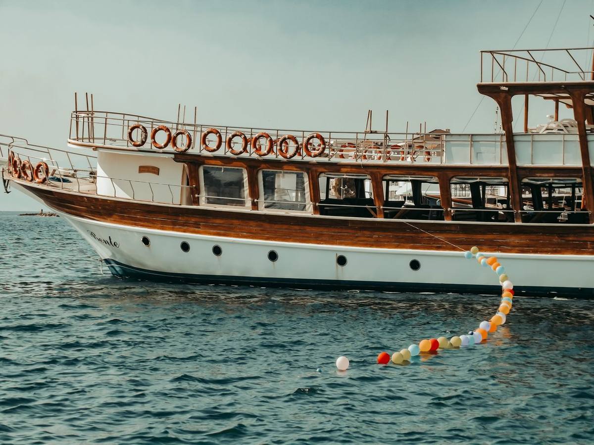 🚤 Cook & First Mate Wanted — Liveaboard Charter Crew, Fiordland, NZ — Te Anau, New Zealand